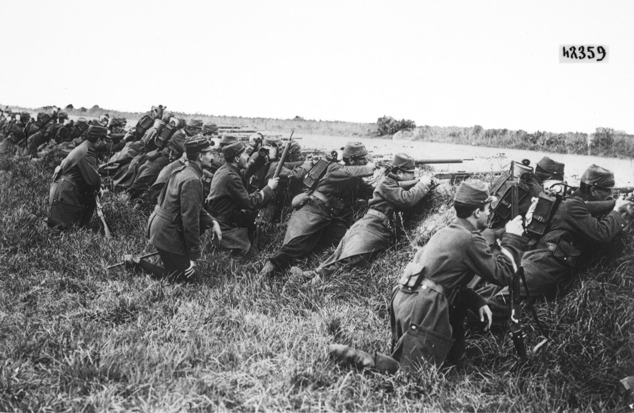 French_soldiers_ditch_1914.jpg