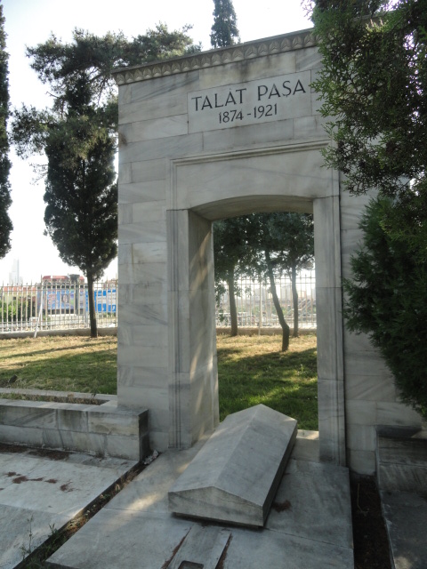Talaat_Pasha_grave.jpg
